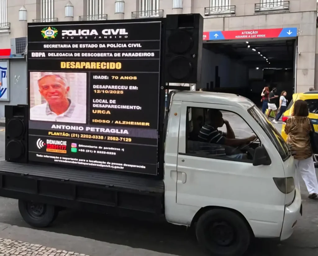 Família usa carro de som para pedir ajuda sobre professor da UFRJ desaparecido na Urca