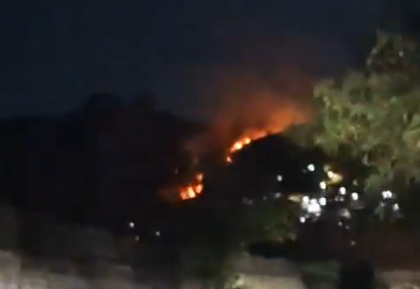 Um incêndio de grandes proporções atinge uma área de mata do Morro do Juramento