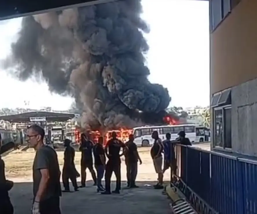 Ônibus em chamas em garagem de ônibus na Pavuna