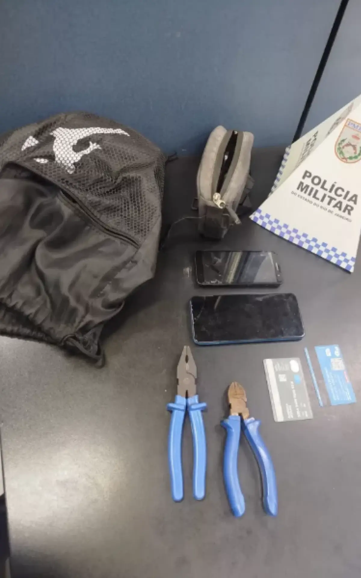 Homem é detido com celulares e cartões após tentativa de furto de bicicleta em Cabo Frio