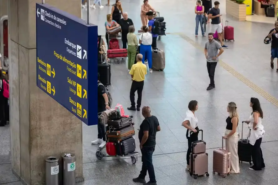 Desembarques domésticos e internacionais no Aeroporto do Galeão