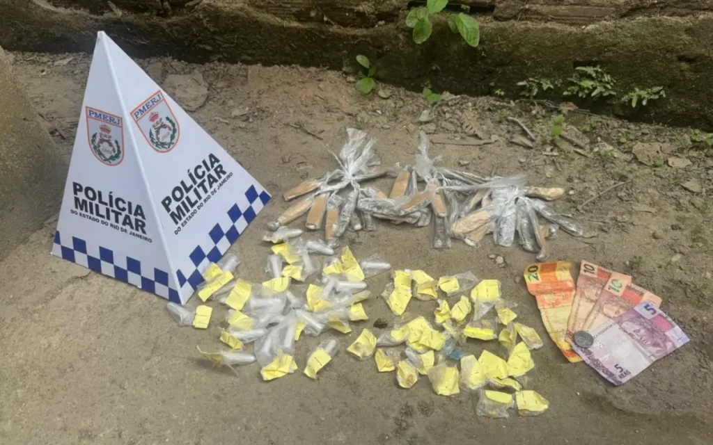 Agentes do 32º BPM realizam abordagem na comunidade da Linha, em Macaé