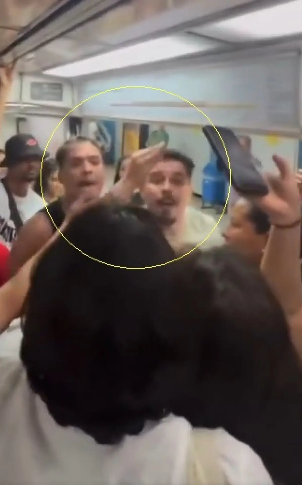 Homens são expulsos de vagão feminino do metrô