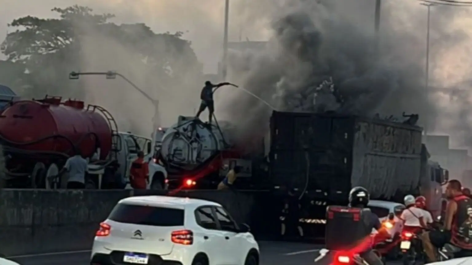 incêndio em caminhão na Avenida Brasil