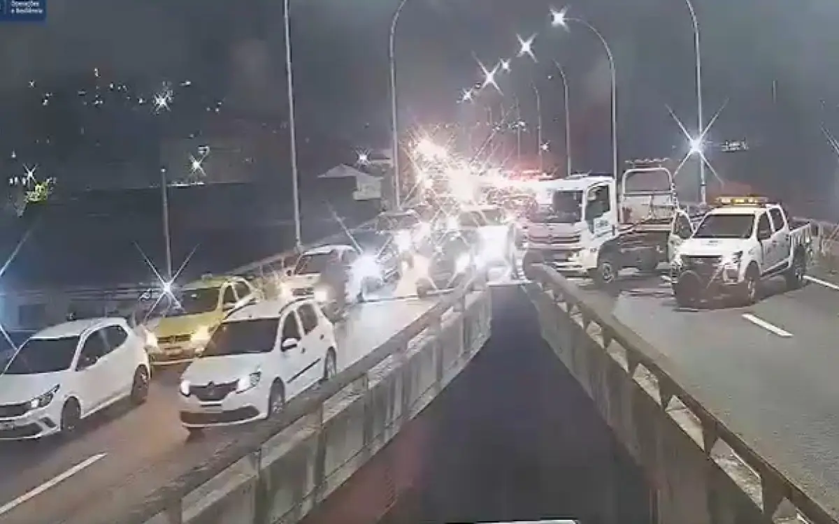 Pista sentido Túnel Rebouças foi fechada devido a um ônibus incendiado