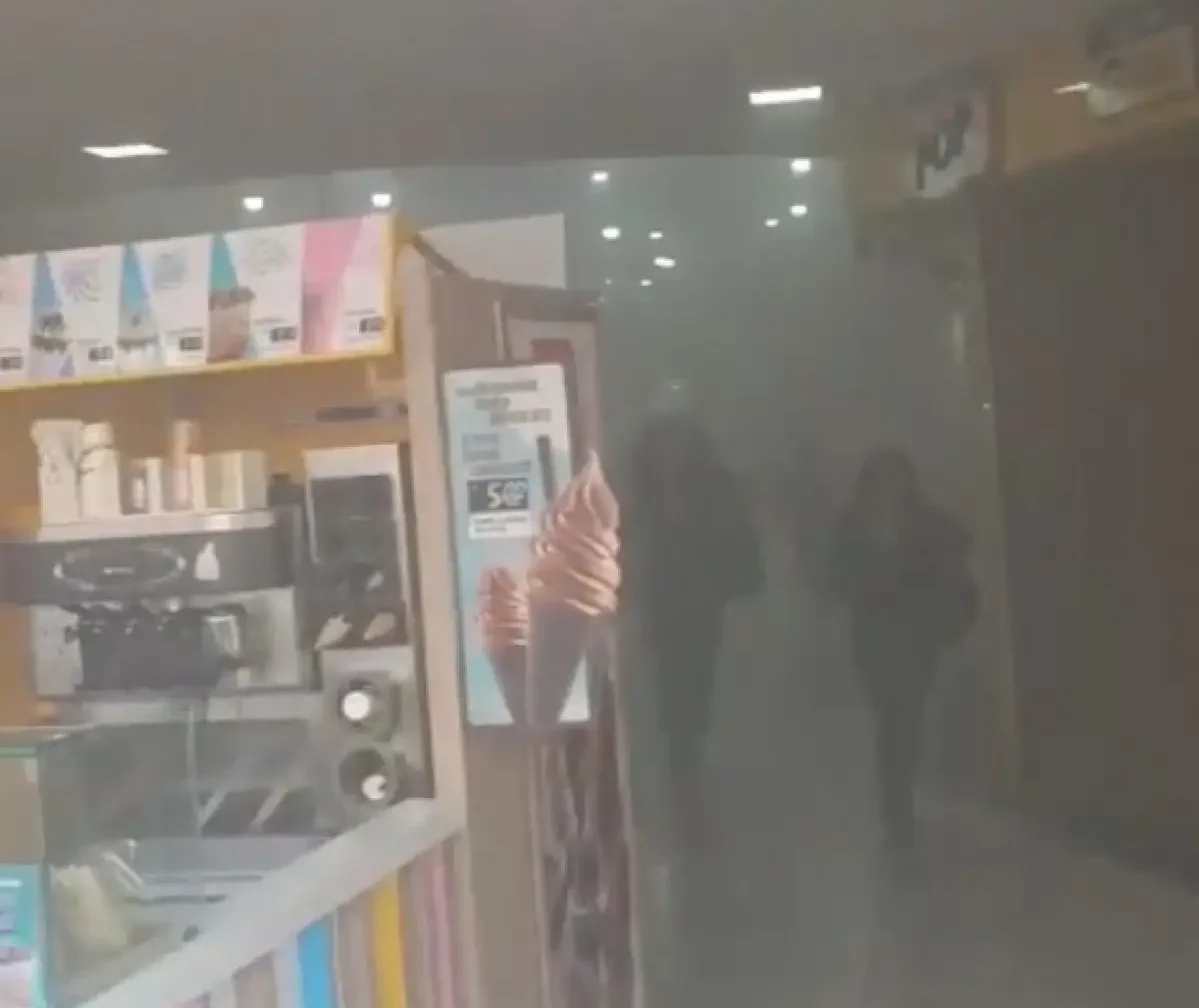 loja de roupas pega fogo em galeria de Madureira