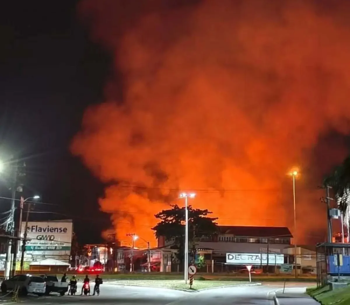 Madeireira em Duque de Caxias pega fogo
