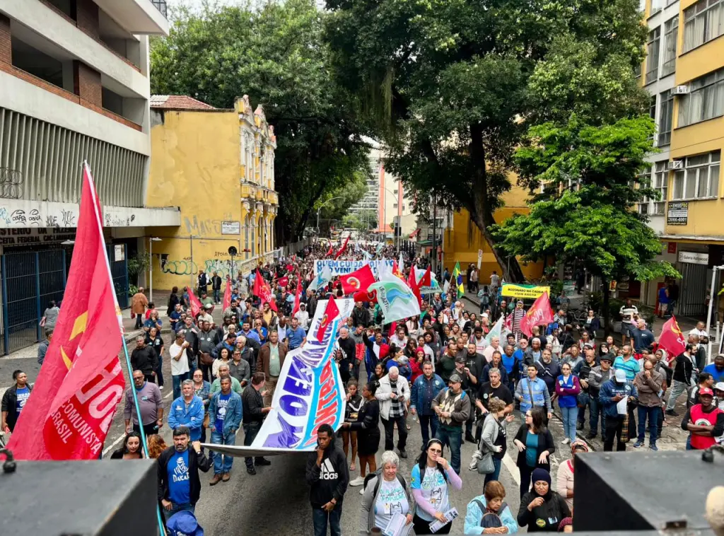 Manifestantes tomam conta das ruas de Laranjeiras