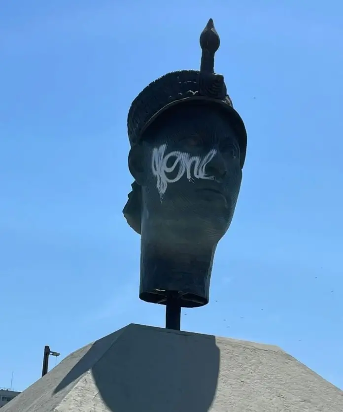 Monumento a Zumbi dos Palmares pichado