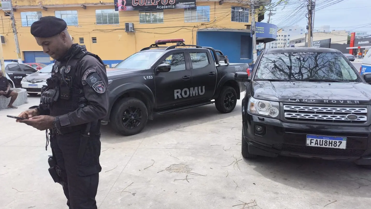 Mendigo rouba carro de lava jato em Cabo Frio