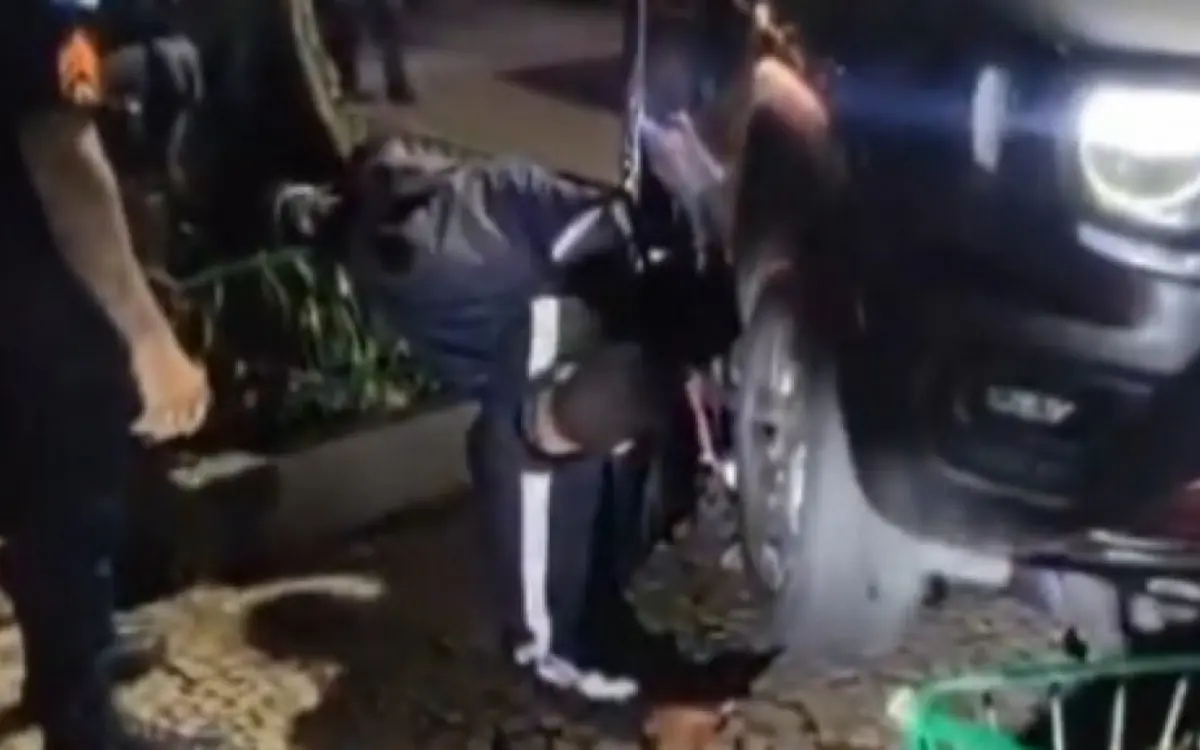 Assaltantes ficaram presos em baixo de carro na Rua Lopes Quinta, no Jardim Botânico