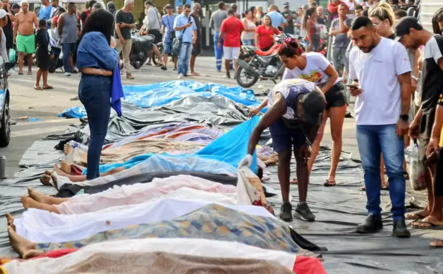 Moradores levam dezenas de corpos para praça na Penha