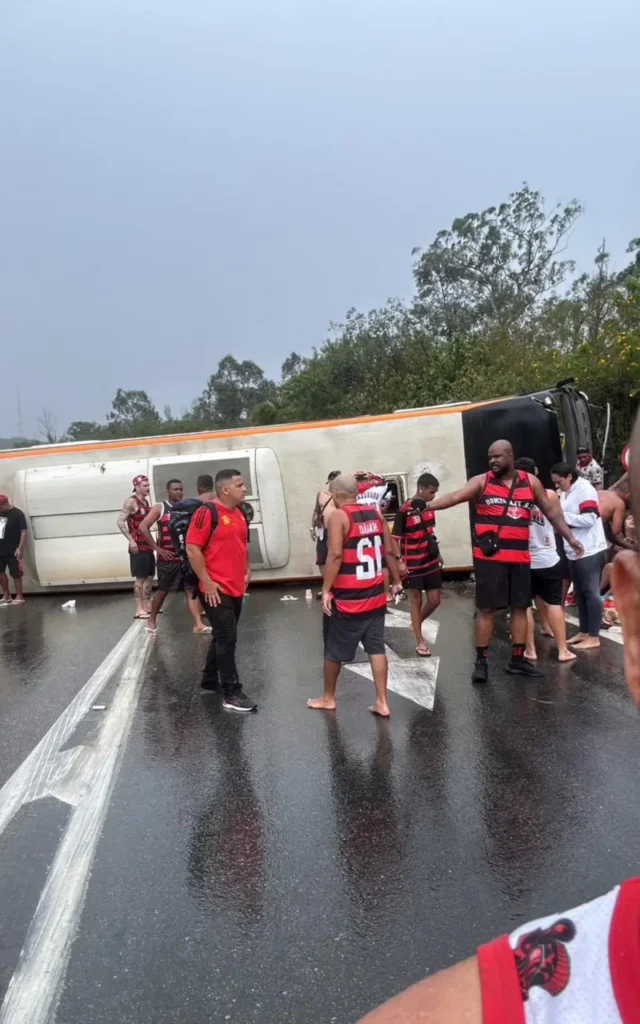 ônibus com torcedores do Flamengo tomba na Via Dutra