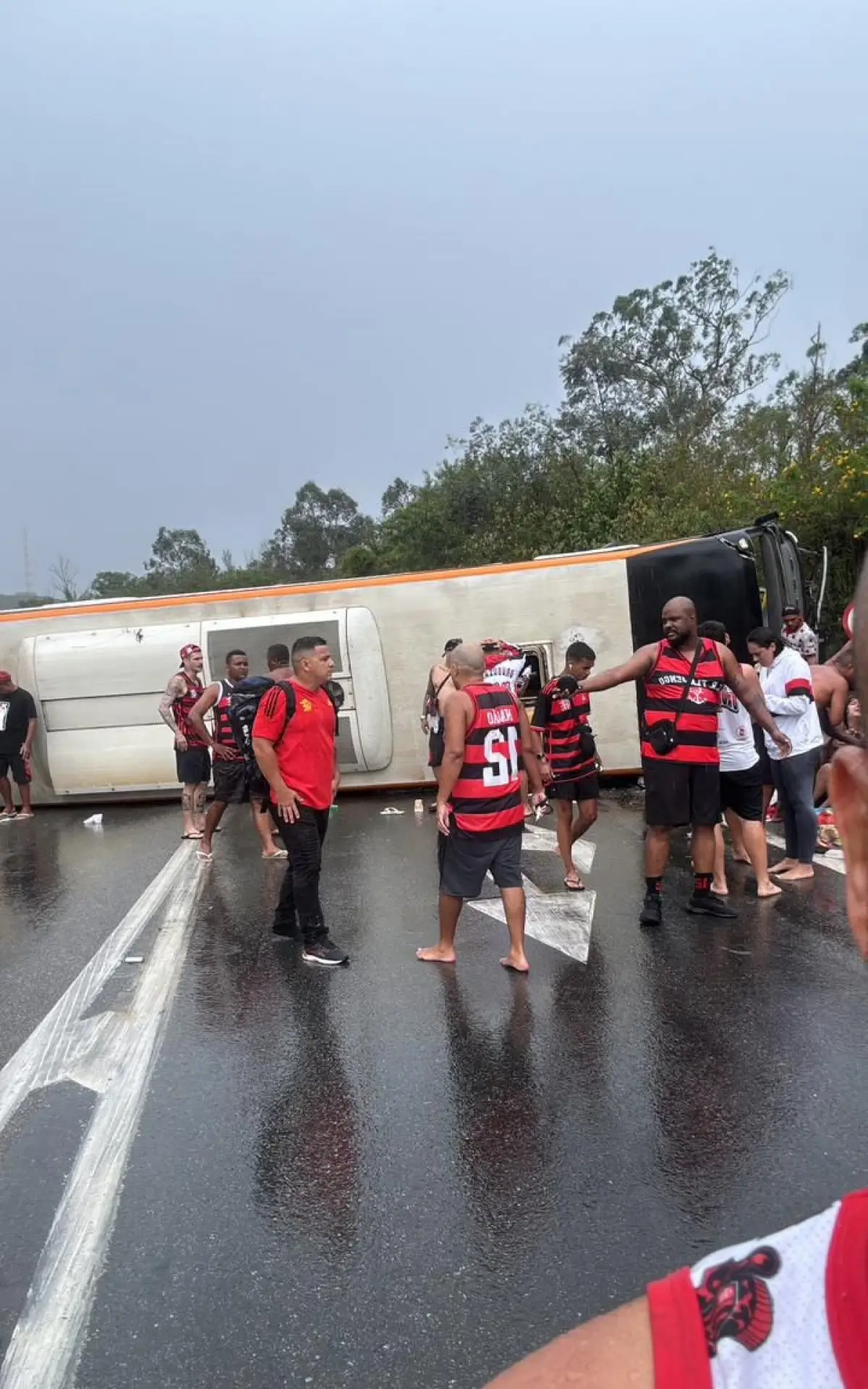 ônibus com torcedores do Flamengo tomba na Via Dutra