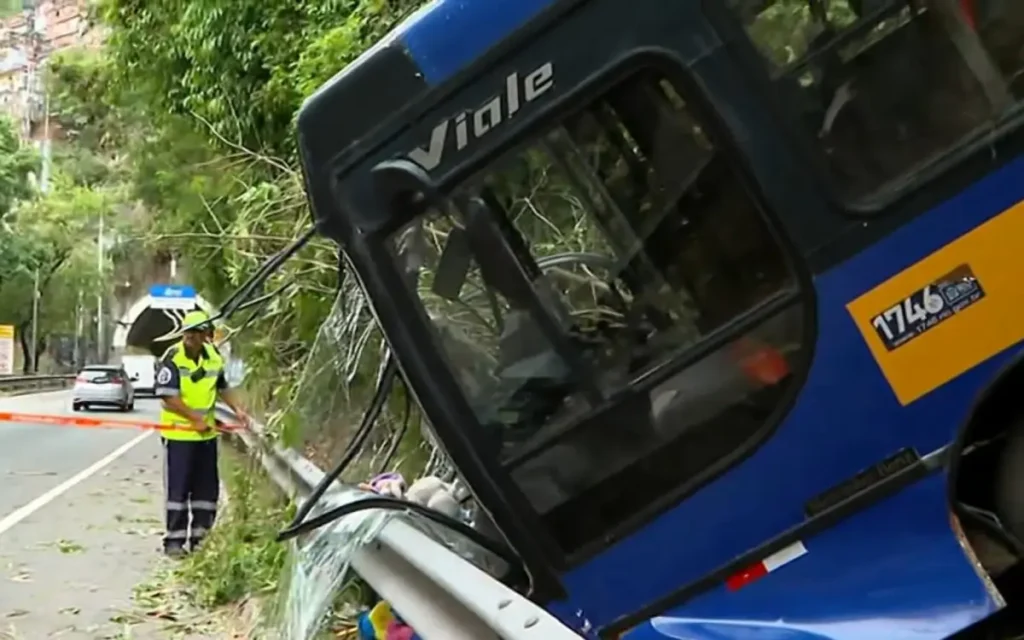 Ônibus despencou próximo à entrada do túnel Zuzu Angel