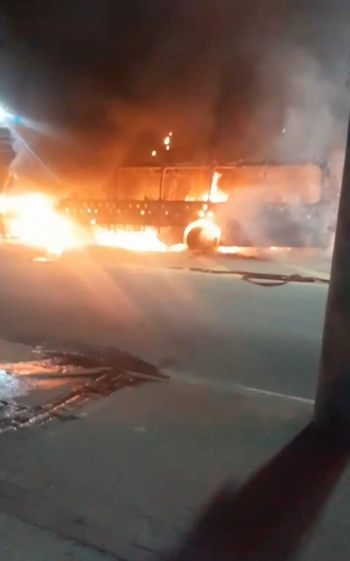 Ônibus foi incendiado na altura da Estrada Capitão Pedro Afonso