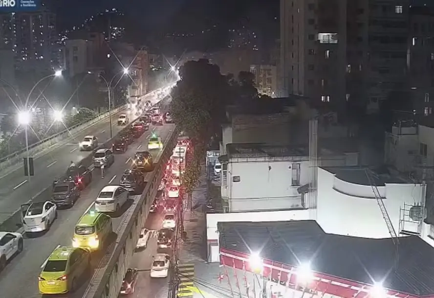 Ônibus pega fogo no Elevado Paulo de Frontin