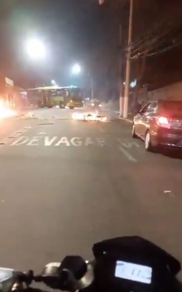 Ônibus são usados como barricadas por criminosos