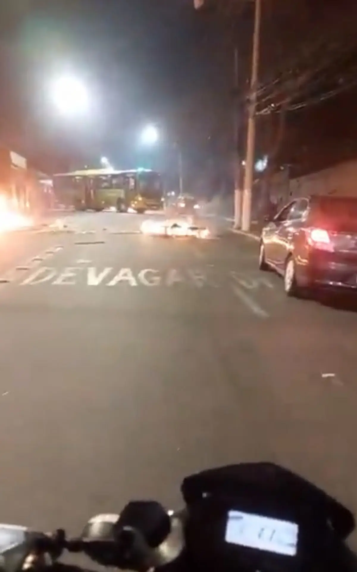 Ônibus são usados como barricadas por criminosos