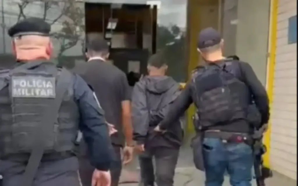 Tiago Firmino de Araújo e um segundo suspeito foram levados para 44ª DP