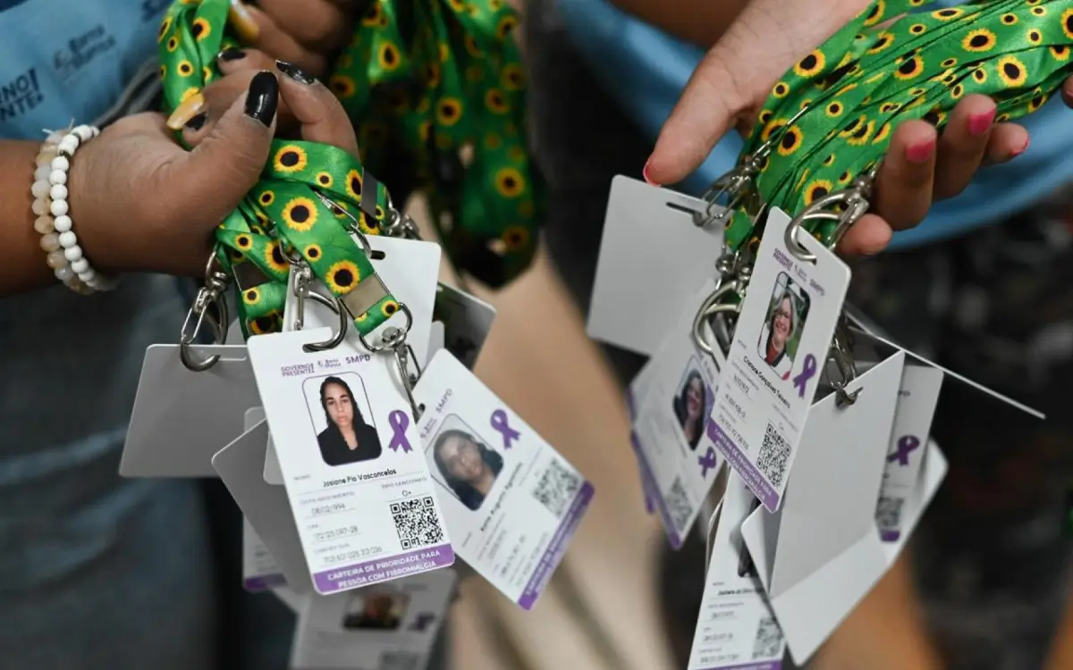 Pacientes com fibromialgia recebem carteirinhas de atendimento prioritário