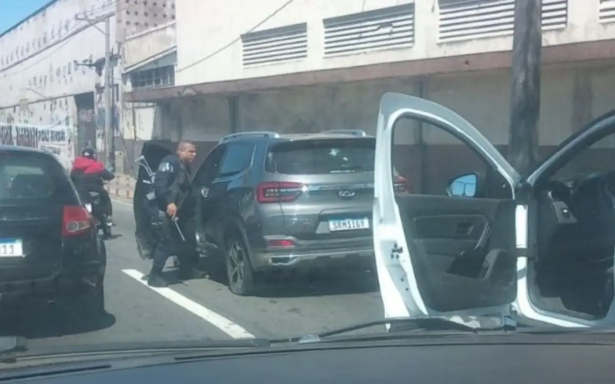 perseguição na Linha Amarela