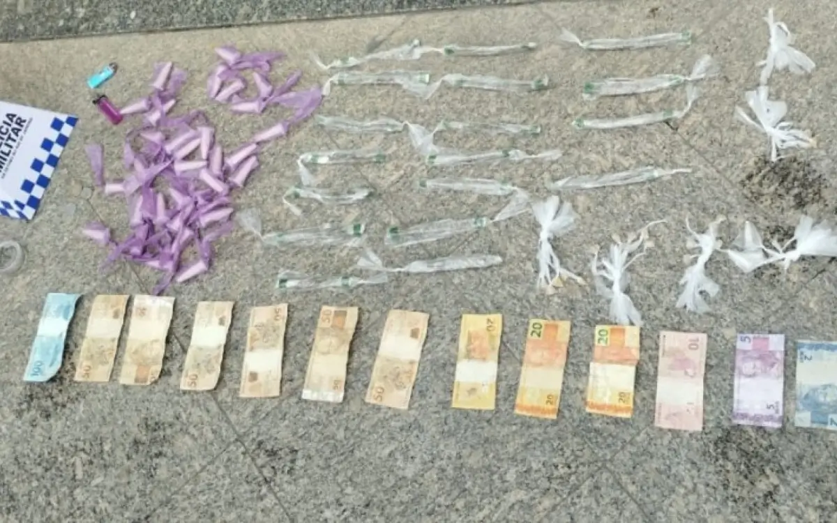 Policiais do 32º BPM apreenderam cocaína, maconha e crack durante a operação na Favela da Linha