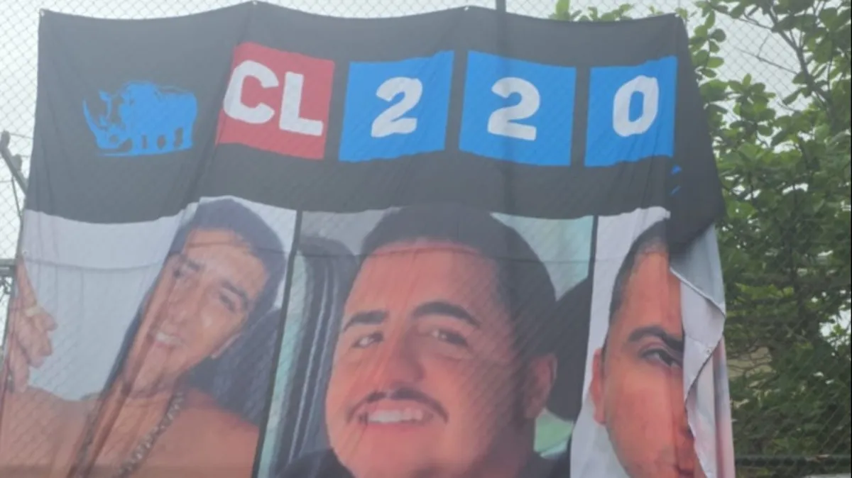 faixas de homenagem a milicianos