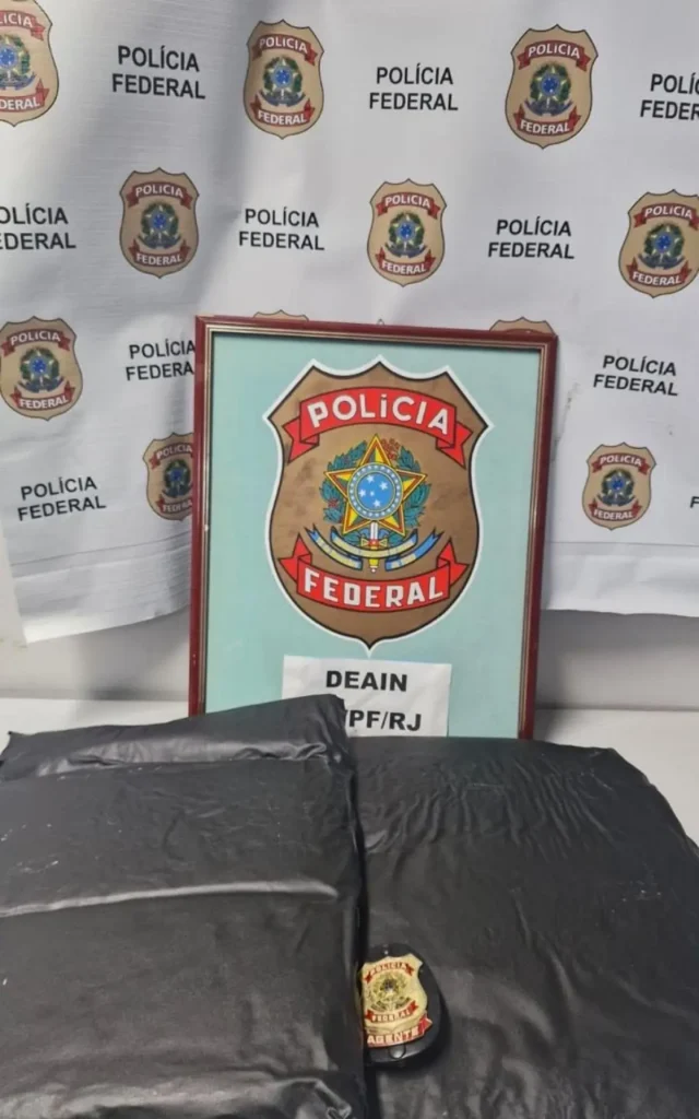 Pacote com 12 kg de cocaína apreendido pela Polícia Federal no Galeão