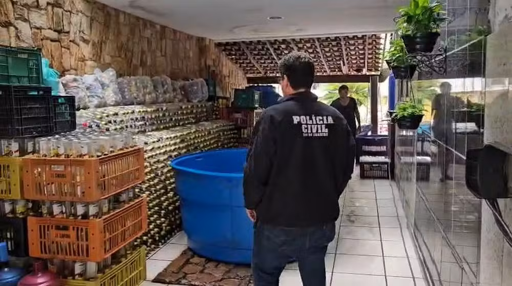 Depósito de bebidas no Méier é um dos alvos da fiscalização