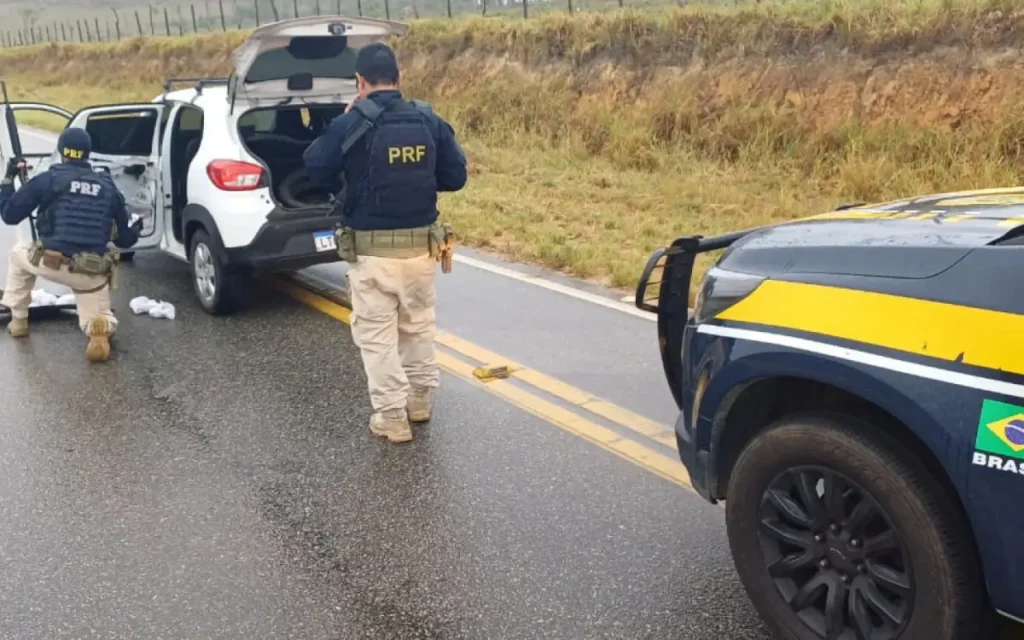 Polícia intercepta carro com mais de 13 kg de drogas