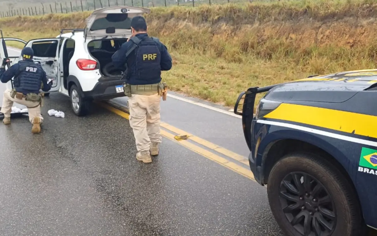 Polícia intercepta carro com mais de 13 kg de drogas