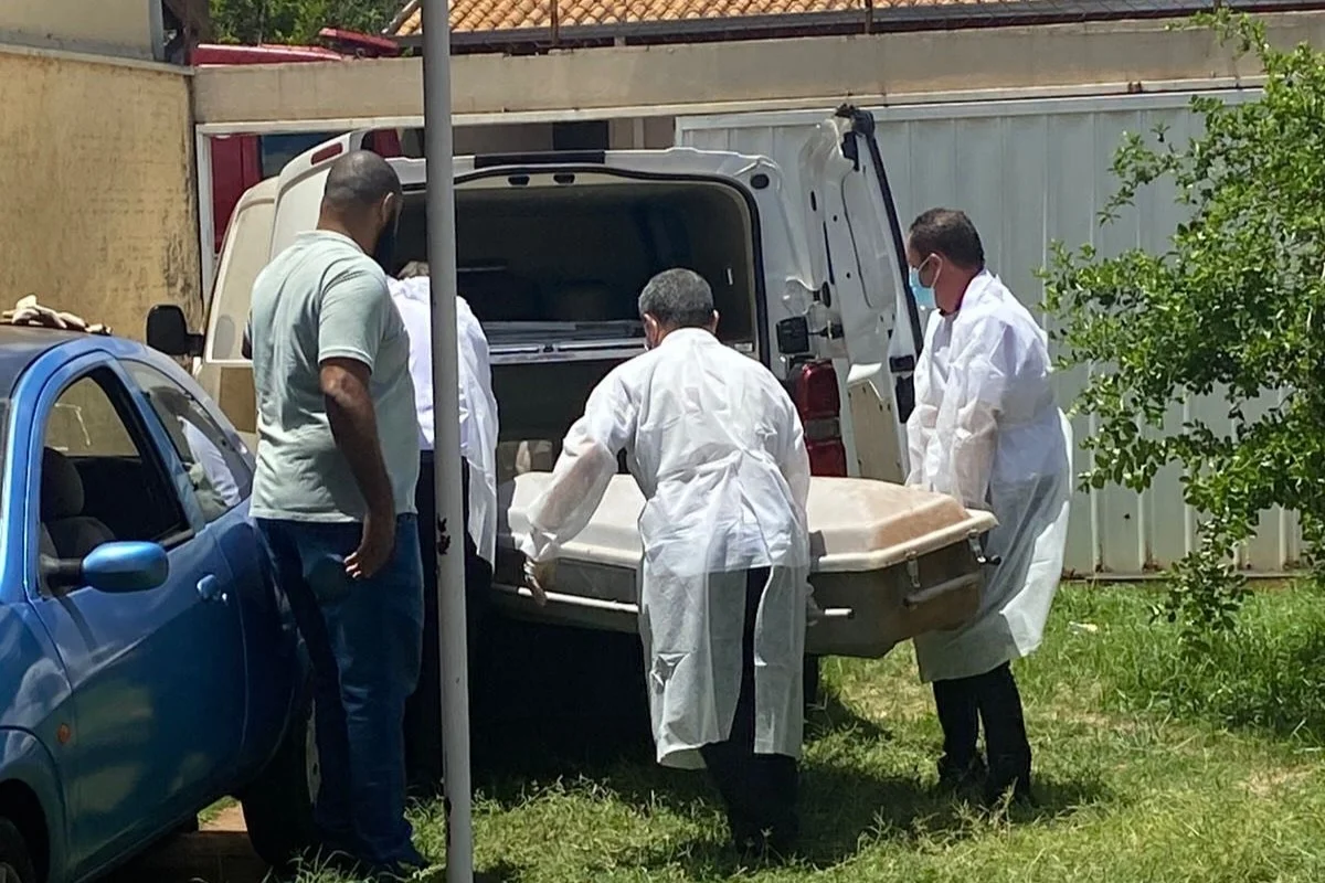 Polícia investiga professora por morte do namorado e suspeita de ex-marido afogado