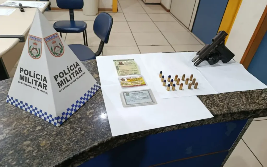 Pistola calibre .380, munições e carregador foram apreendidos durante abordagem em Quissamã