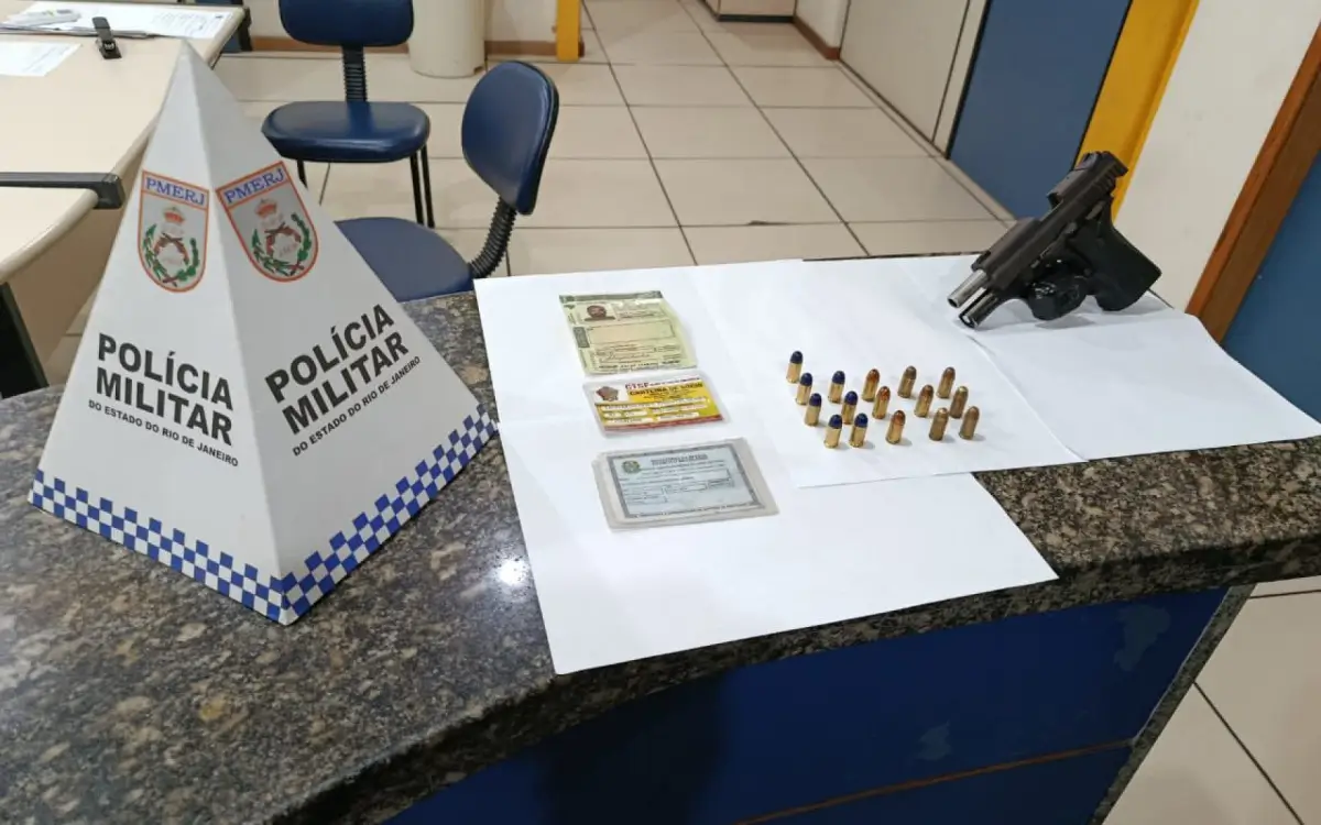 Pistola calibre .380, munições e carregador foram apreendidos durante abordagem em Quissamã