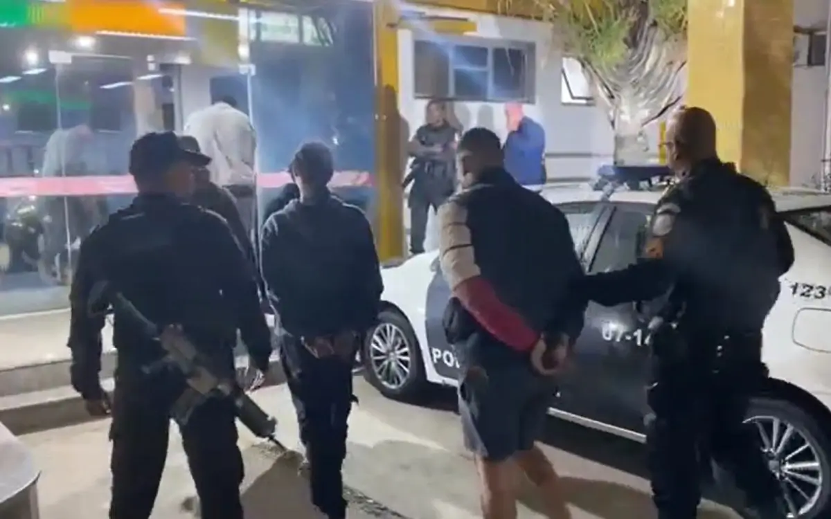 Mochila com drogas e dinheiro apreendidos durante ação do 32º BPM em Rio das Ostras