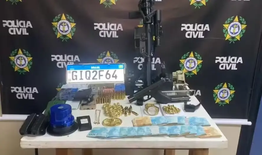 O material apreendido com os suspeitos presos