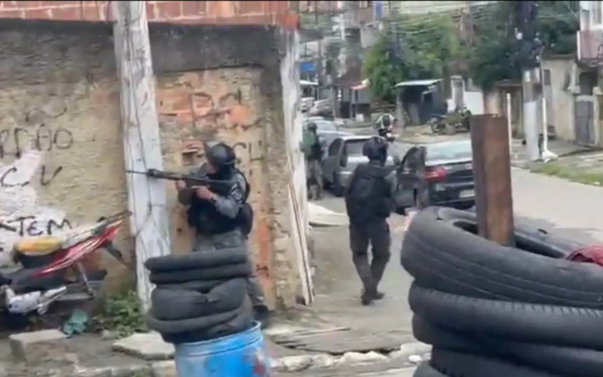 Polícia realiza megaoperação contra o Comando Vermelho
