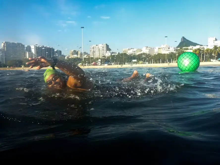 Aula de natação na praia do Flamengo