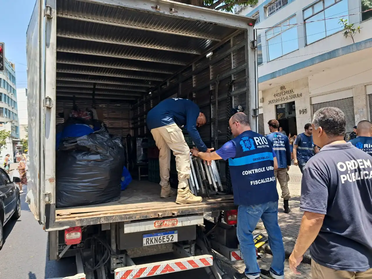 Prefeitura apreende 100 kg de produtos piratas no calçadão de Bonsucesso
