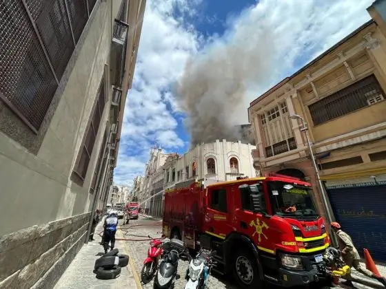 Incêndio em imóvel vizinho ao Real Gabinete Português de Leitura, no Centro do Rio