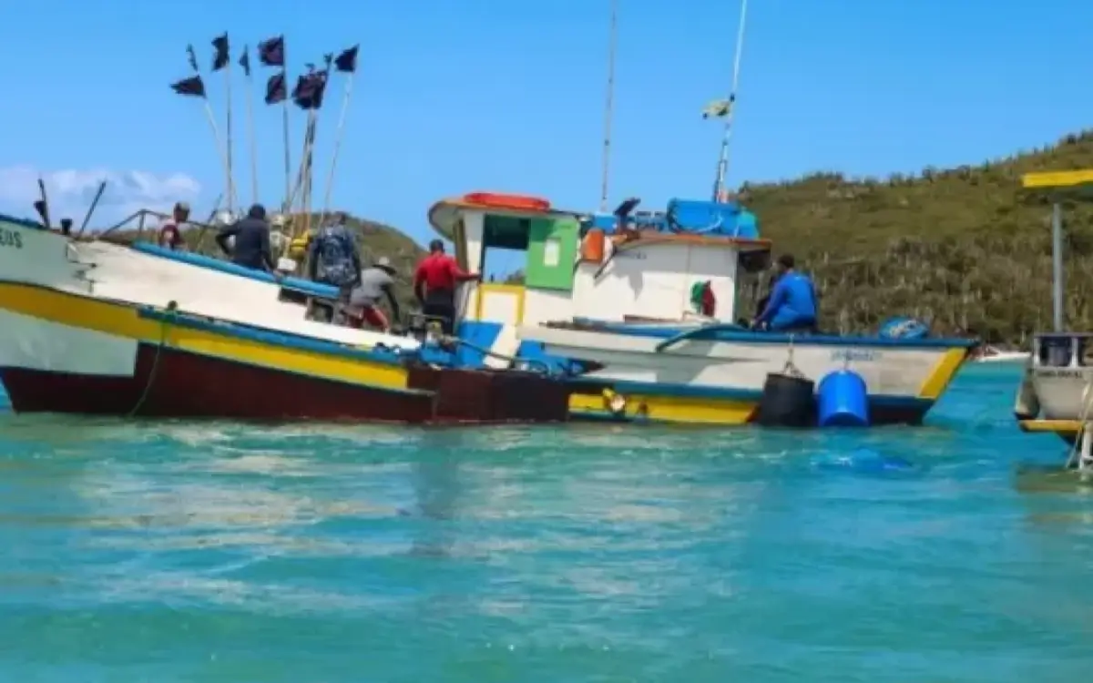 barco naufragado em Cabo Frio
