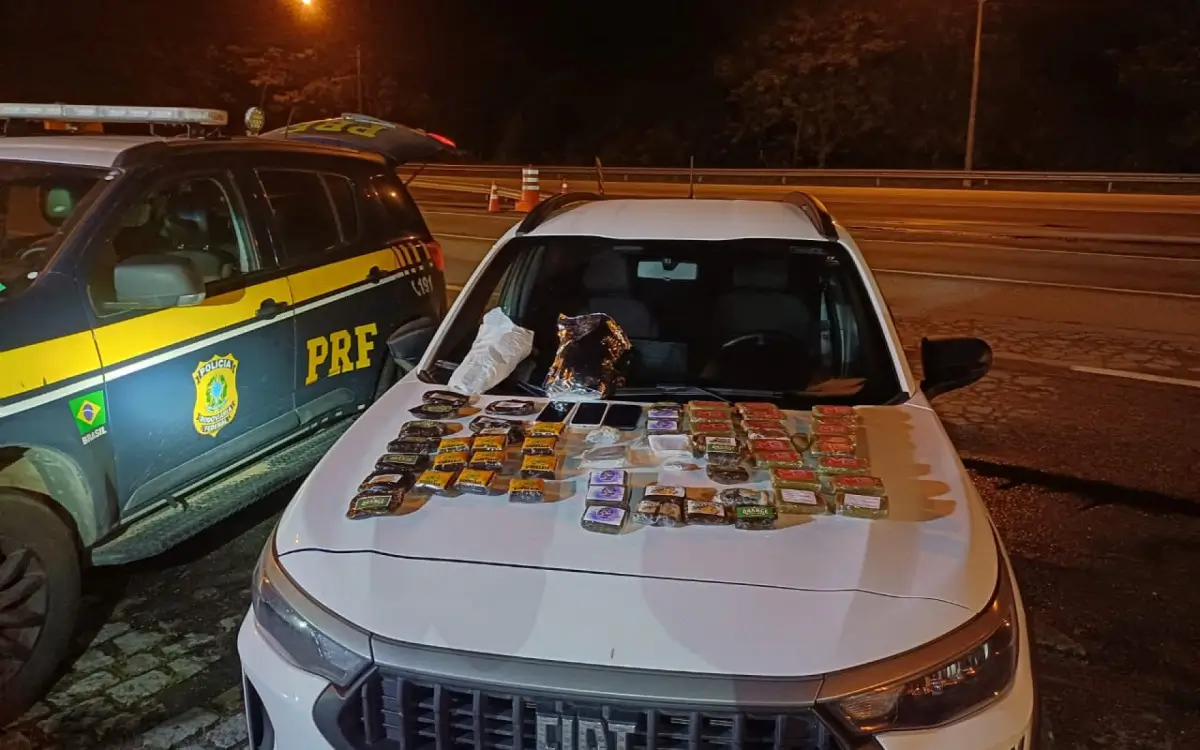 Carro com 6kg de entorpecentes no km 187 da BR-101