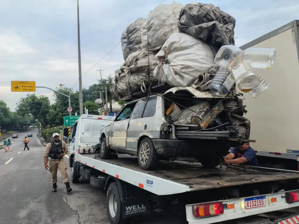 Prisão no Catumbi termina com apreensão de carro adulterado e uma tonelada de recicláveis