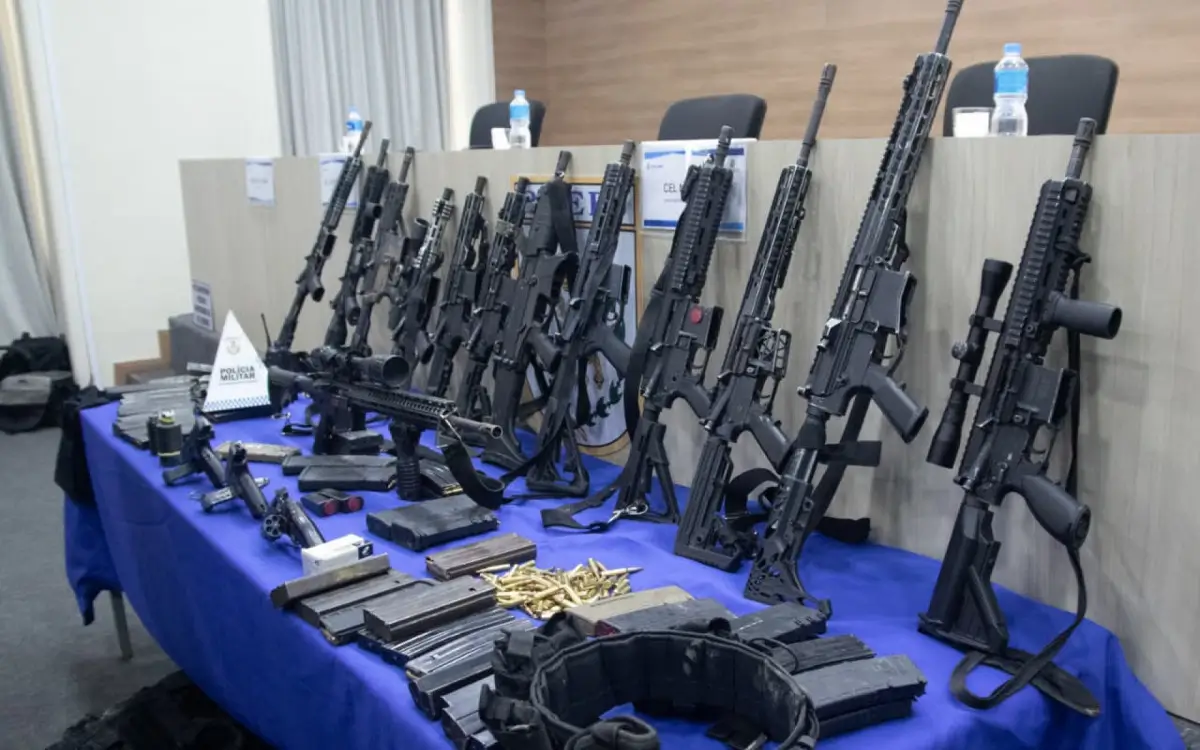 milicianos capturados com arsenal milionário