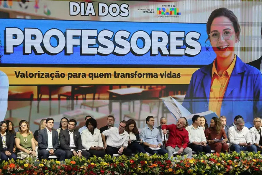 presidente Luiz Inácio Lula da Silva participa de evento em comemoração ao Dia dos Professores