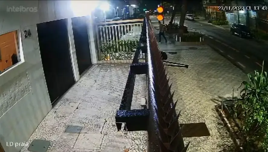 Câmeras de segurança flagraram roubo de carro de ex-jogador do Fluminense