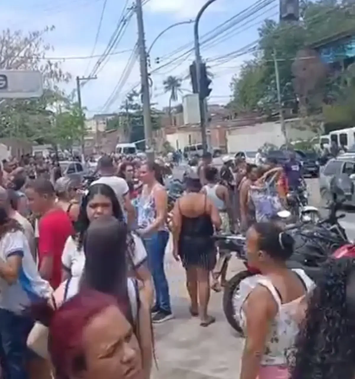 Protesto em Costa Barros cobra reabertura de UPA