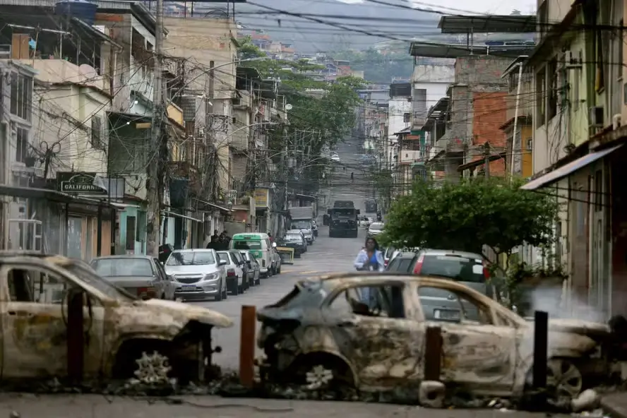 Barricadas na entrada do Complexo da Penha