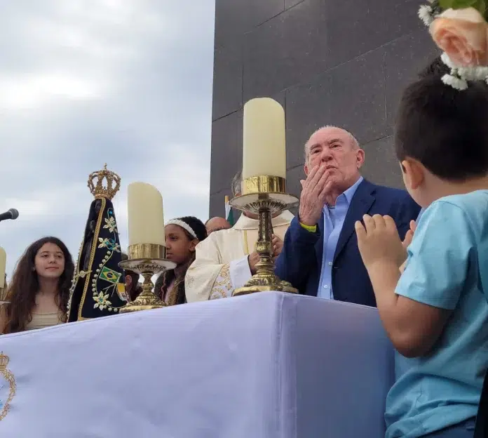 Renato Aragão chora ao ser nomeado Embaixador do Cristo Redentor